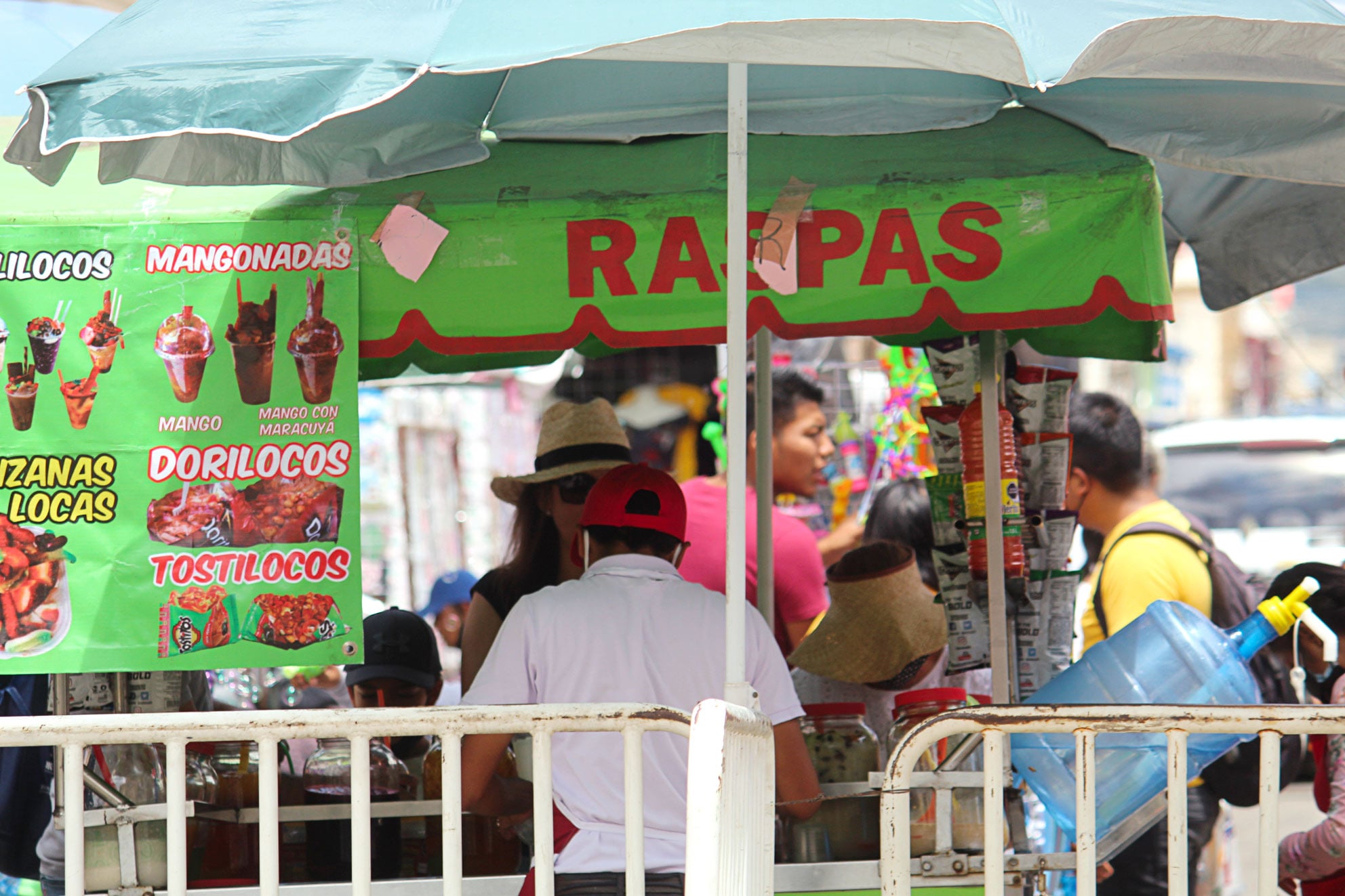 Los vendedores ambulantes continúan con sus actividades cotidianas.