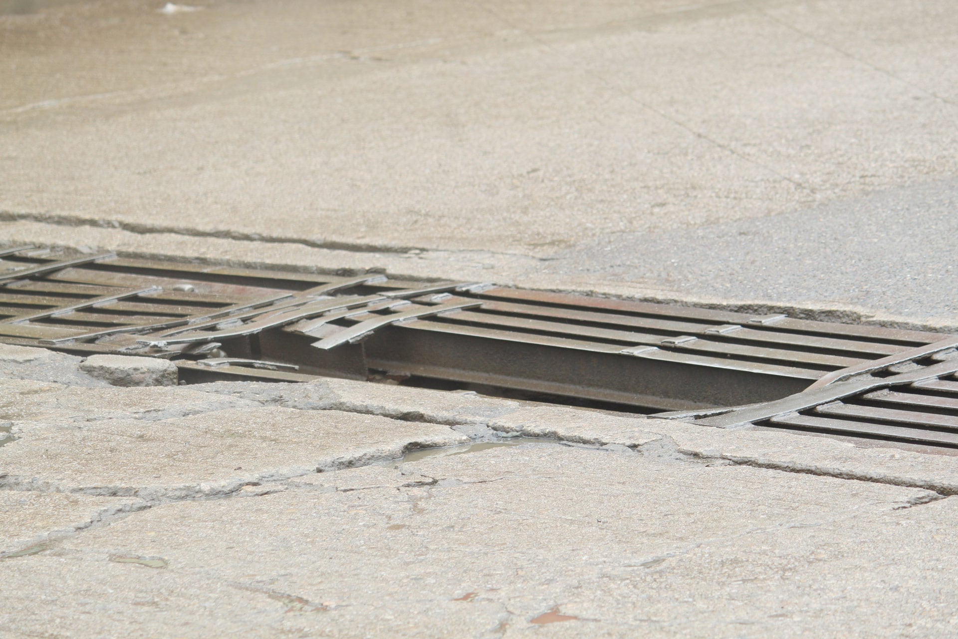 La caída en un bache puede provocar la pérdida del control del vehículo y un accidente.