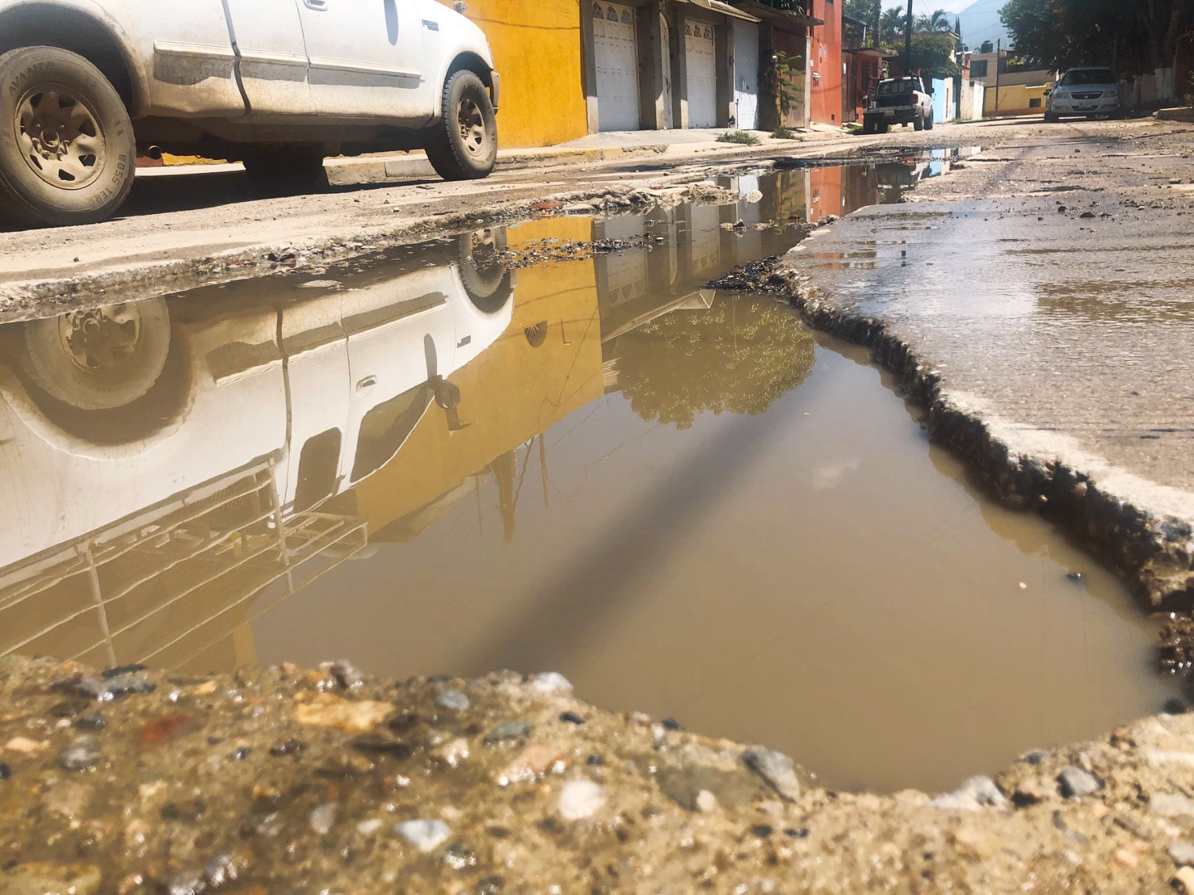 Así lucen los baches en la calle Antonio Salanueva.