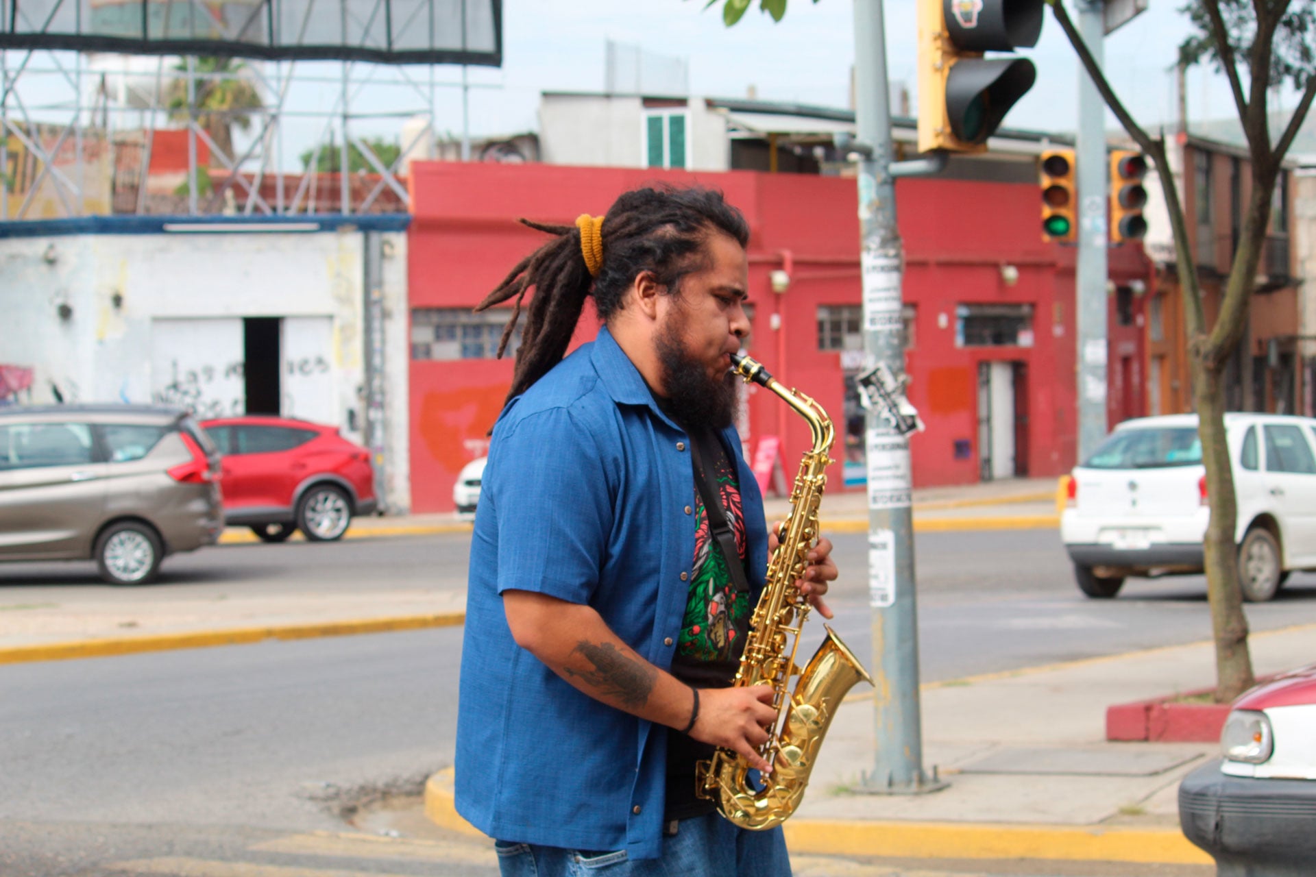 El saxofonista afirma que las autoridades deberían apoyar más a los integrantes del sector cultural.