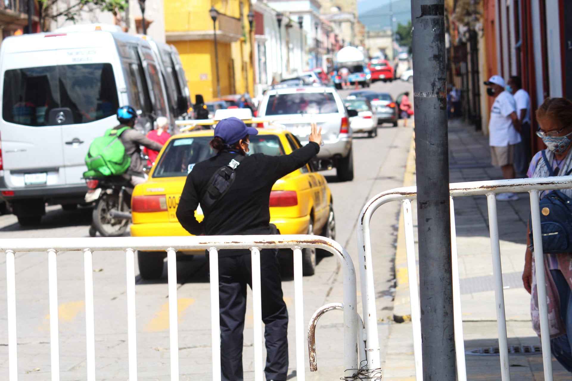 Usuarios se quejan de los cobros excesivos de los taxistas.