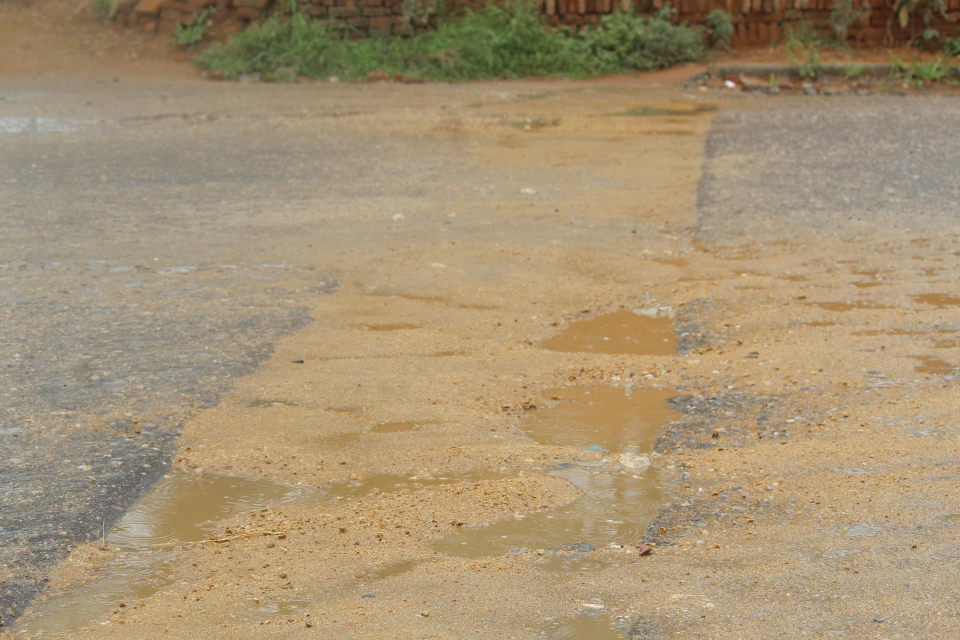 Las lluvias aumentan la posibilidad de caer en un bache.