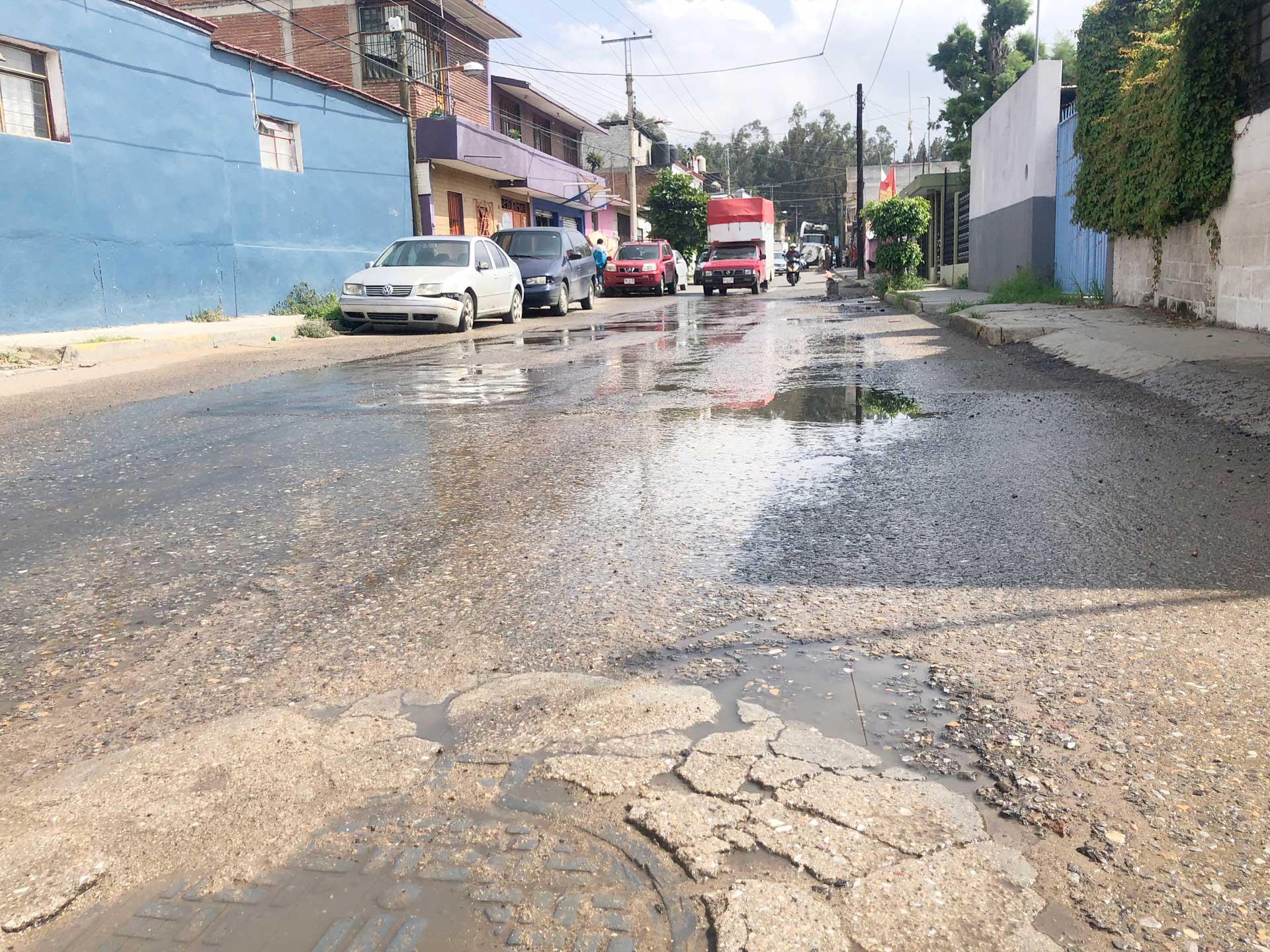 La fuga de aguas negras es extendida por los automóviles que circulan.