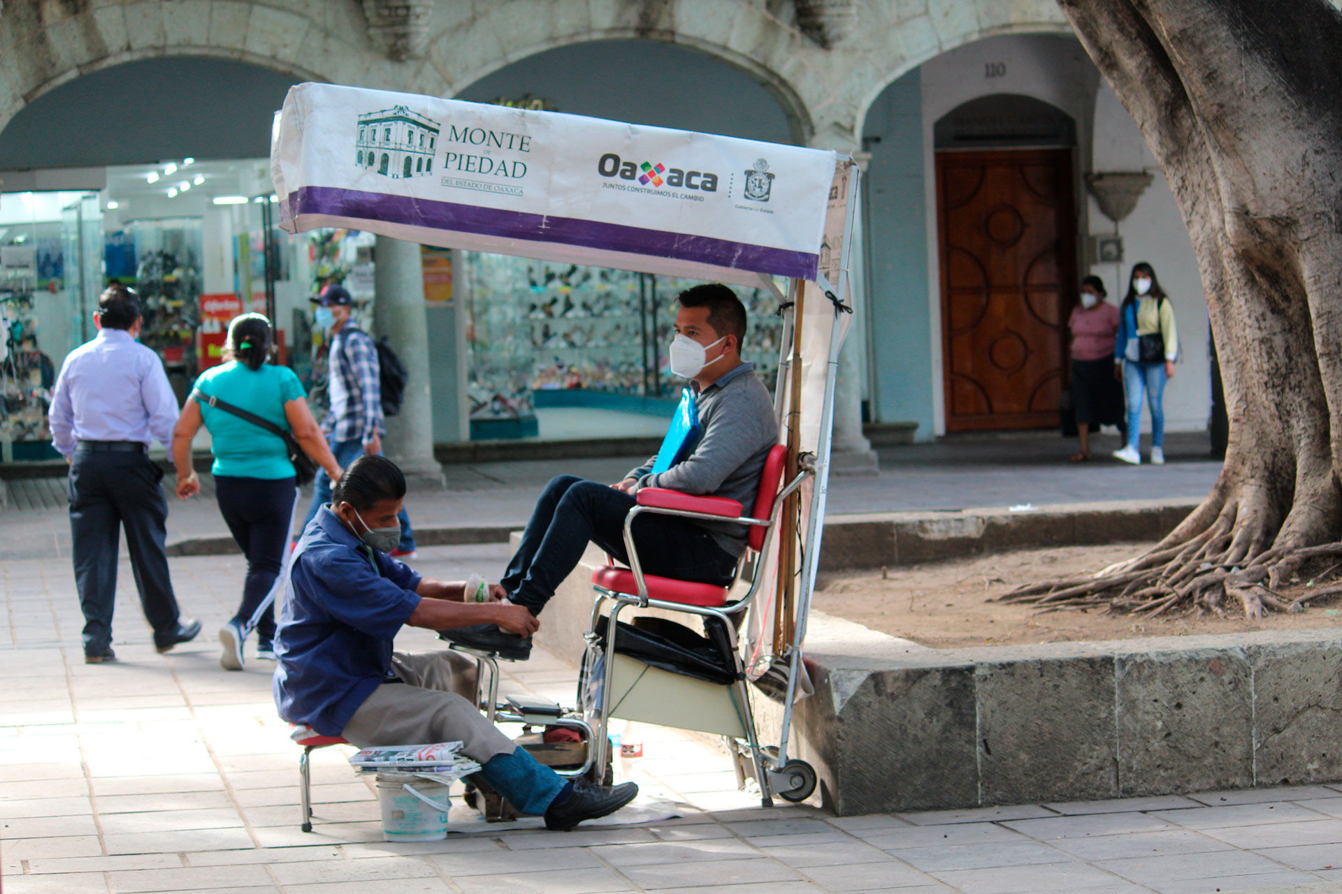 Cuesta 25 pesos el aseo de un par de zapatos.