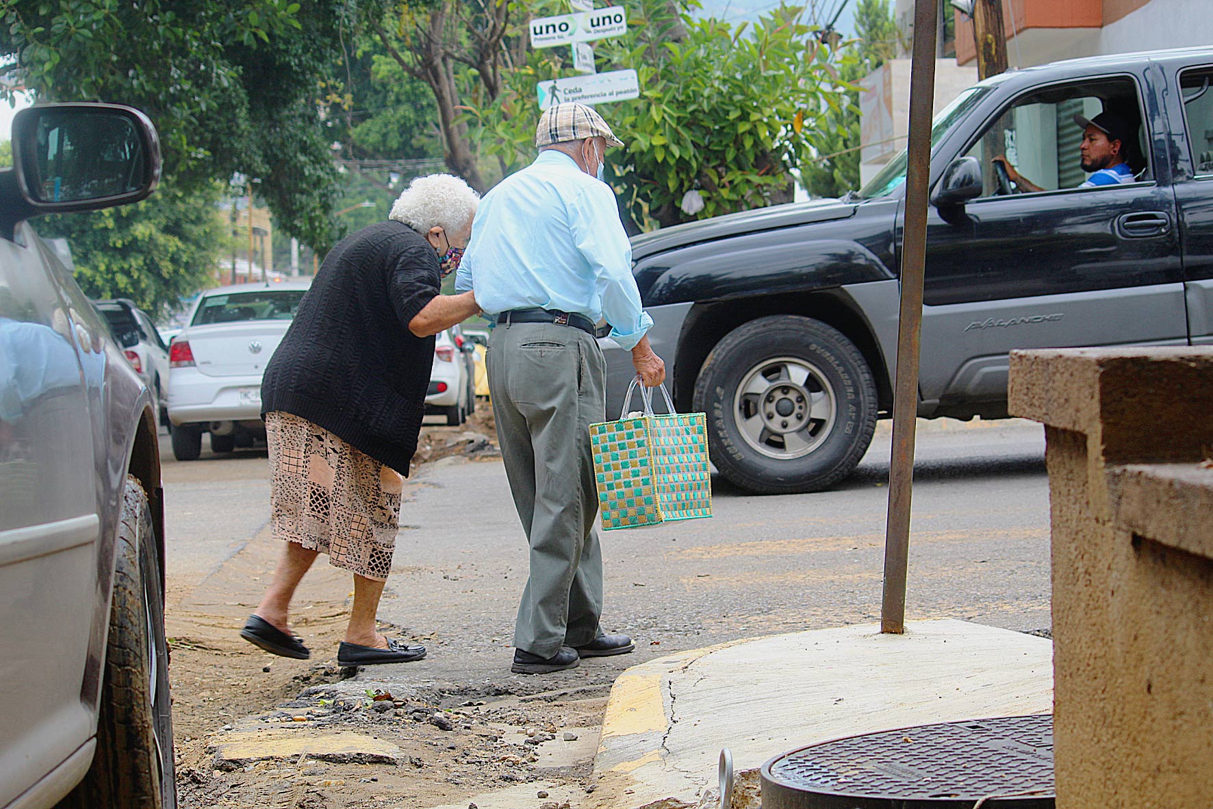 Las personas deben caminar con cuidado para evitar una caída.
