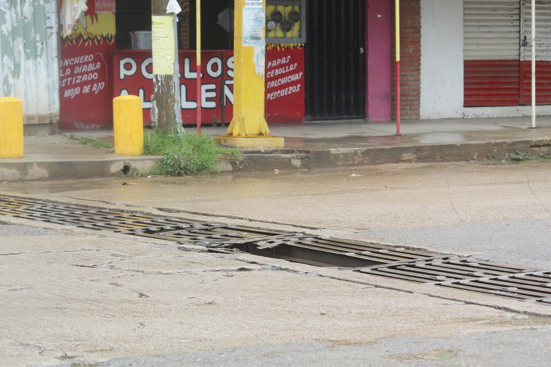 En lugares como la Ciudad de México, el gobierno paga los desperfectos por caer en un bache.
