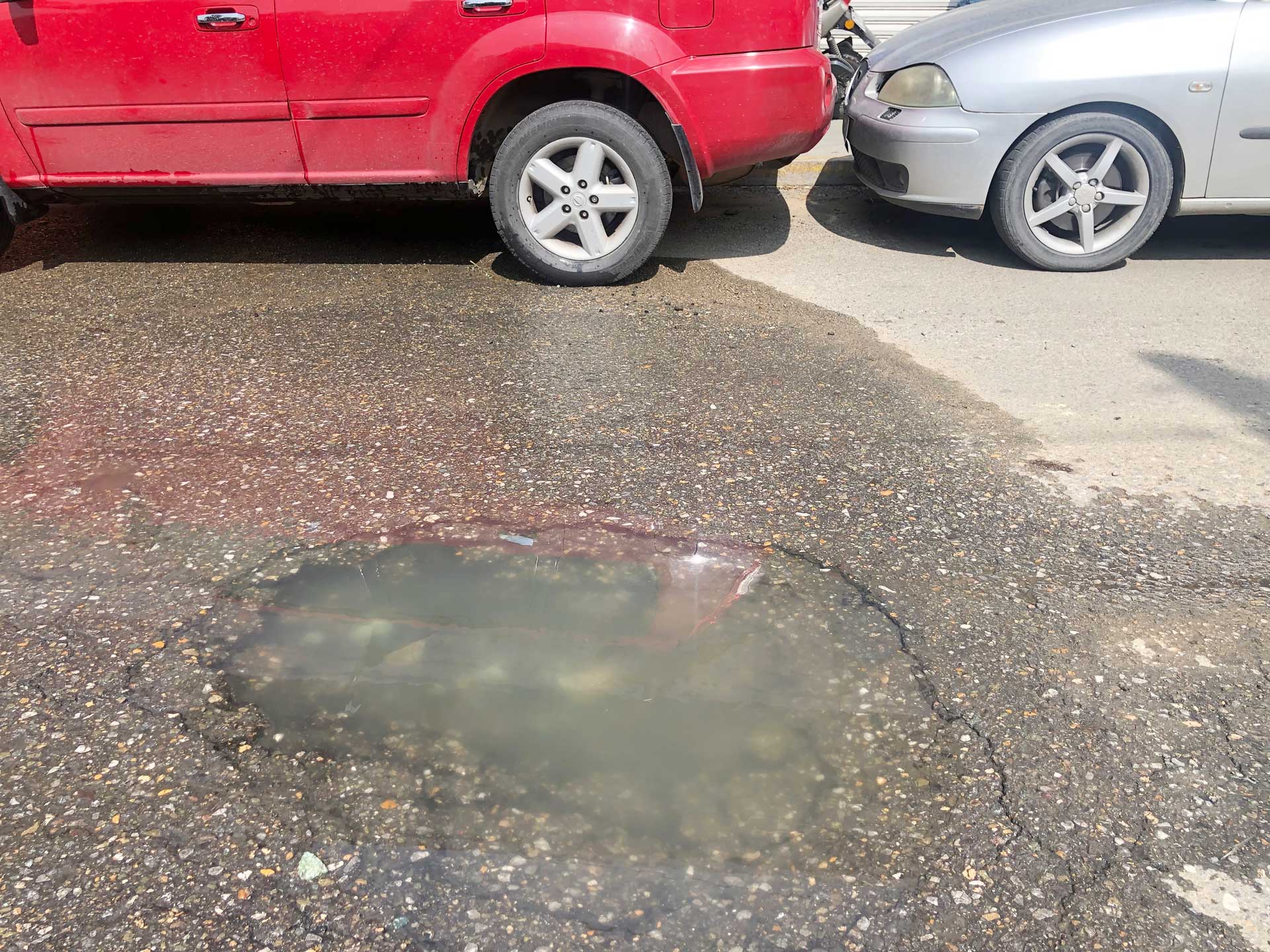 También hay baches en donde se acumulan las aguas negras.
