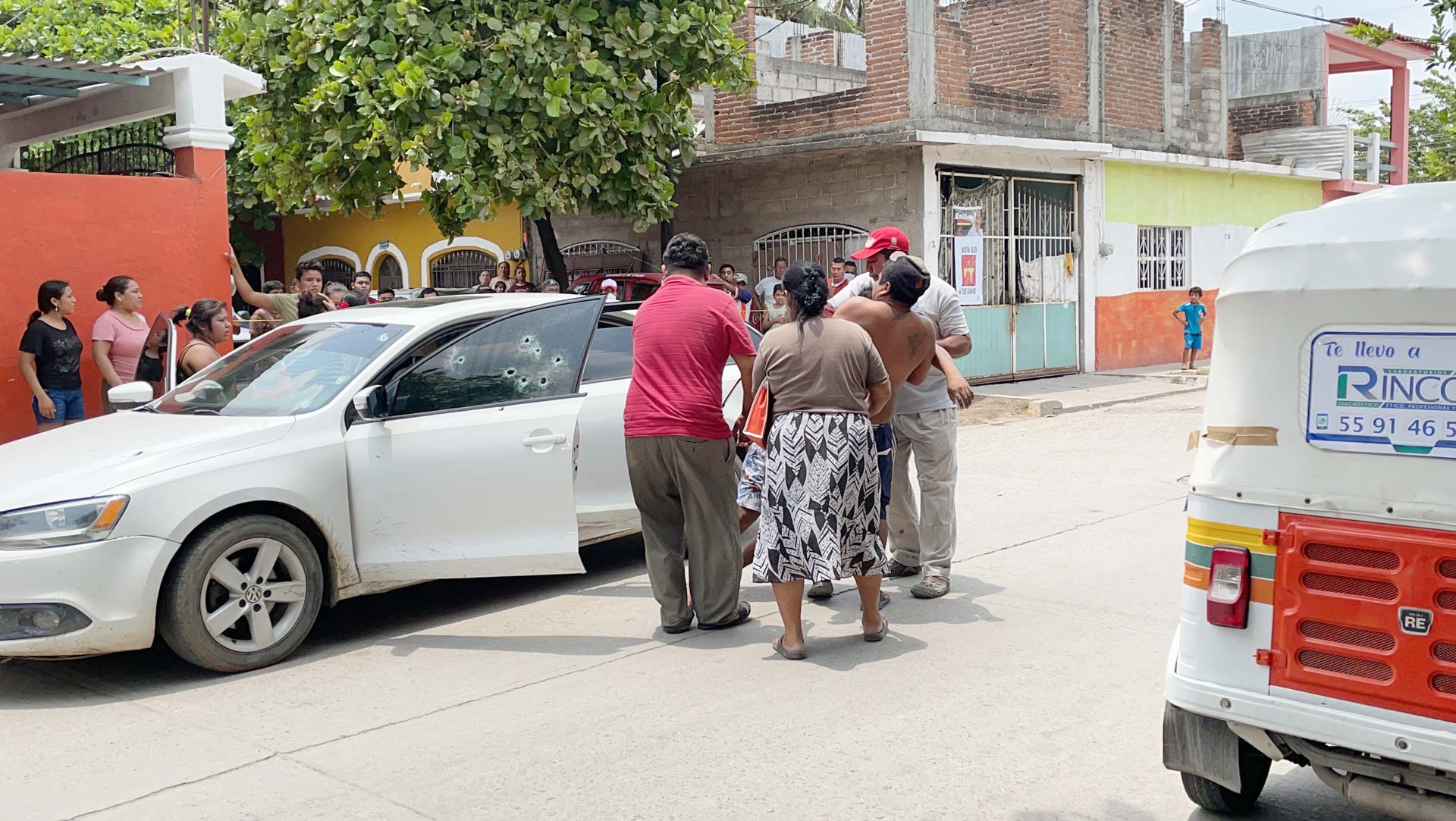 Los dolientes se llevaron el cadáver en el mismo auto baleado.