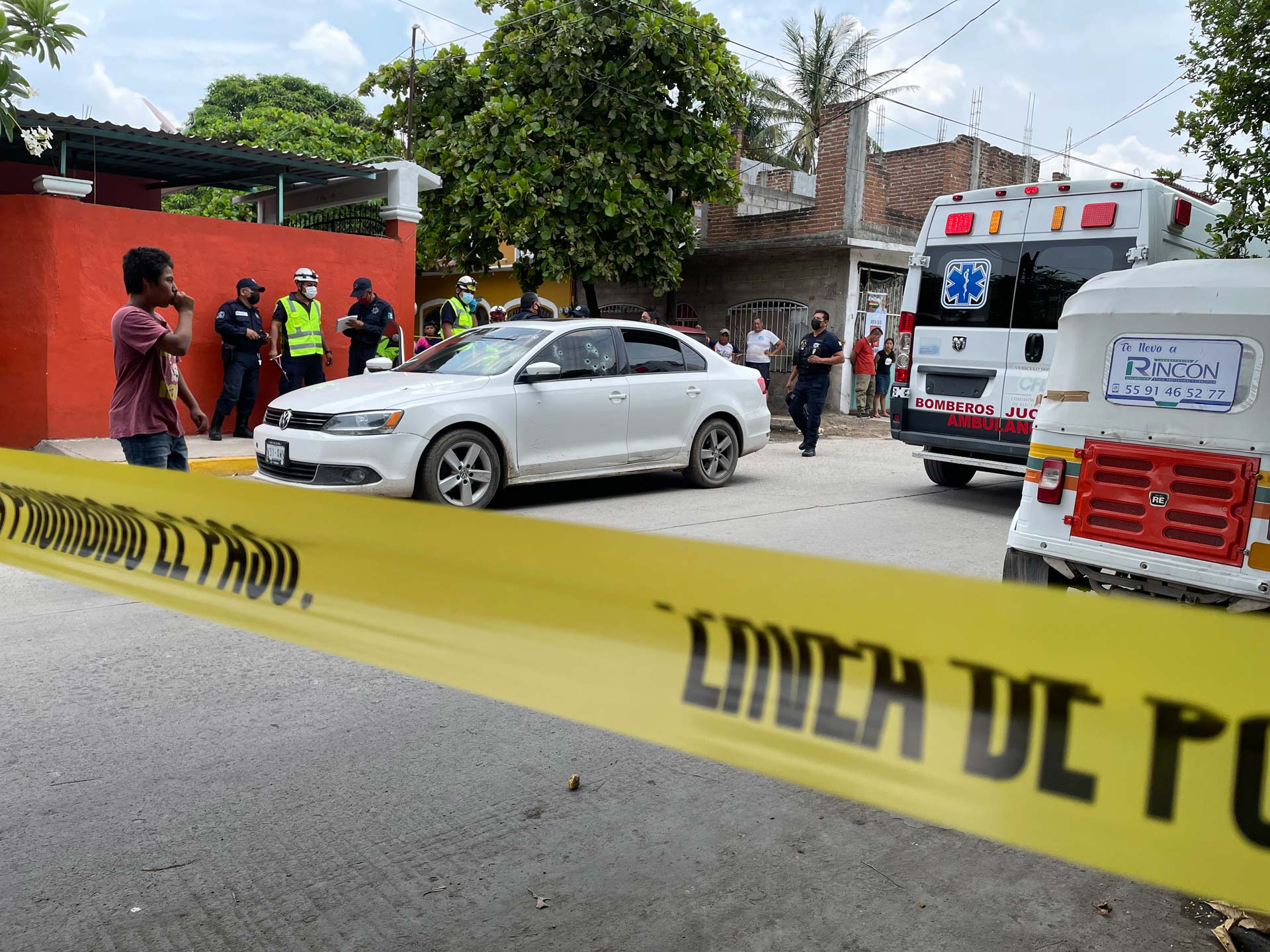 Los policías acordonaron la escena del crimen.