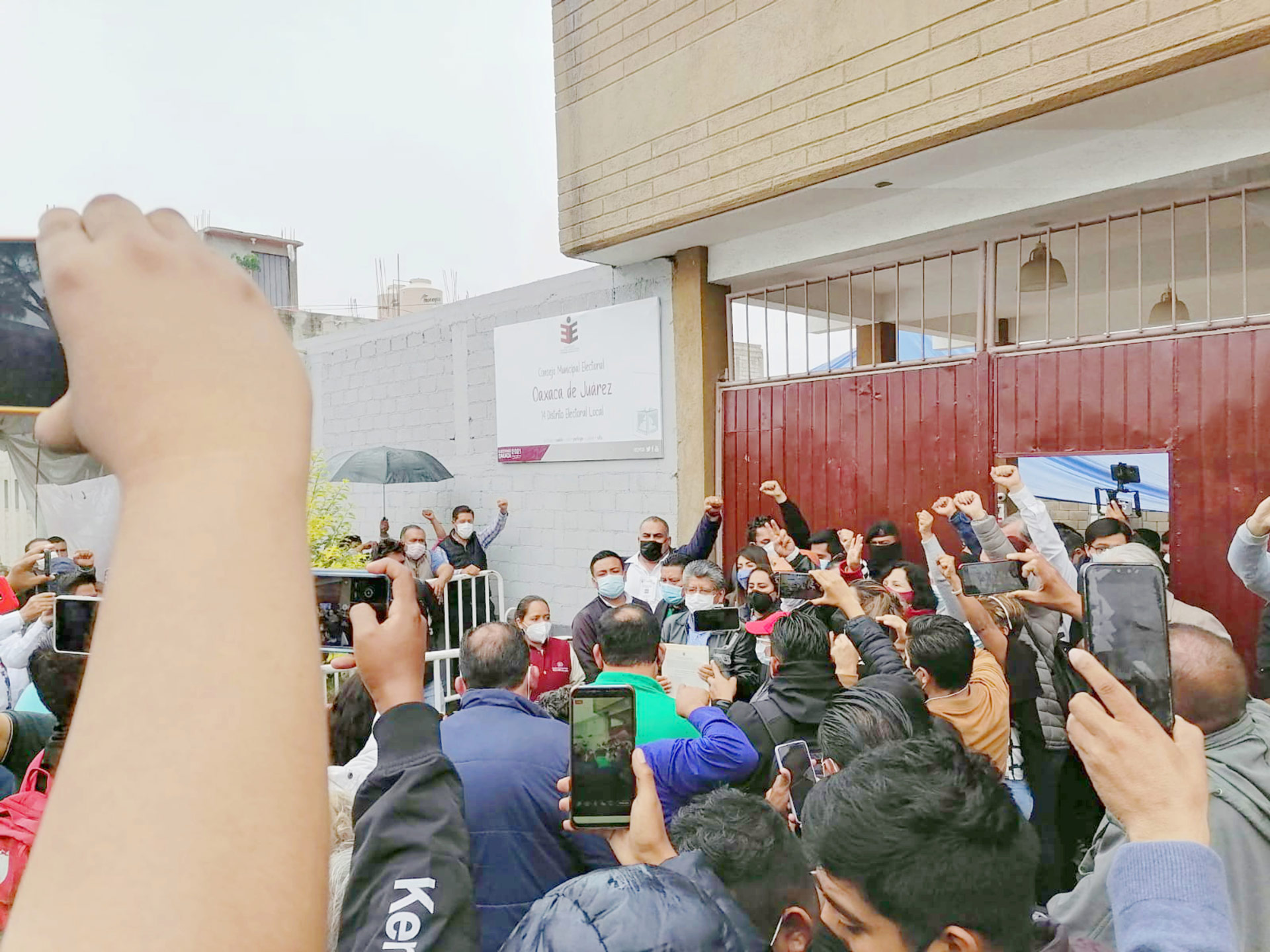 Morenistas hicieron guardia en la parte externa del Consejo Municipal Electoral. Cortesía
