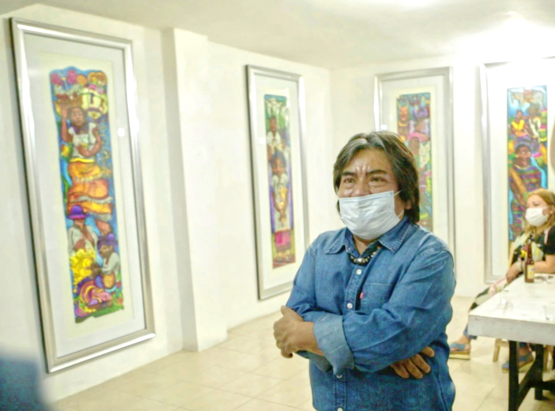 El artista plástico Modesto Bernardo inauguró su nueva exposición "La Rosa del Ecuador Celeste".