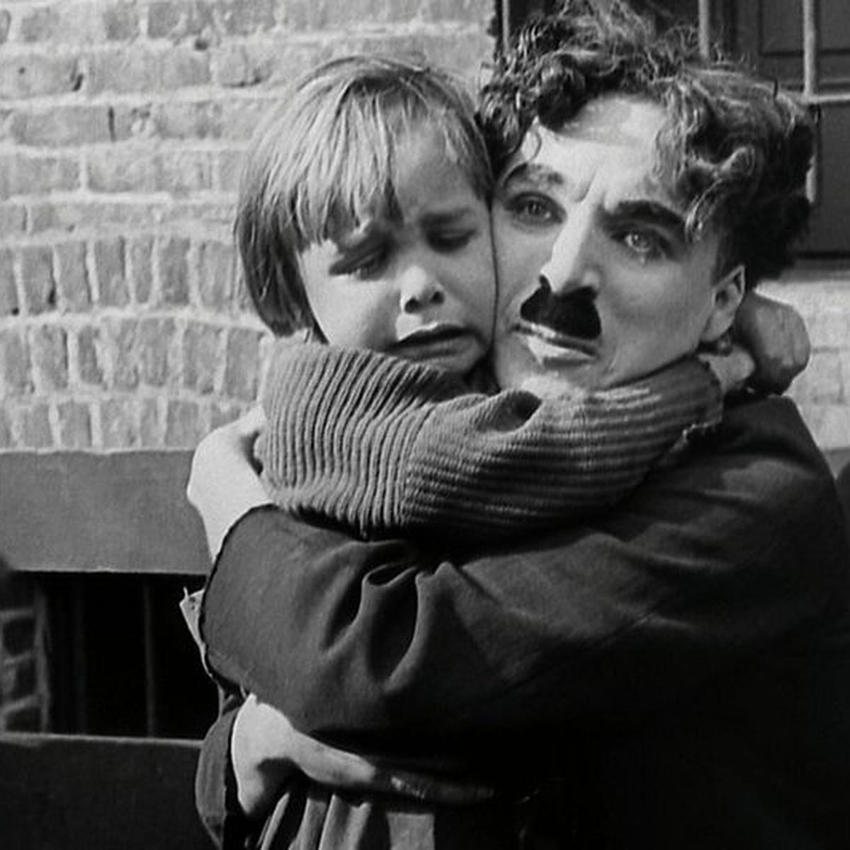 The Kid (El Chico, El Muchacho, El Chicuelo, o El Pibe, según el país de habla hispana) es una película muda de 1921 del género de comedia dramática y dirigida por Charles Chaplin.