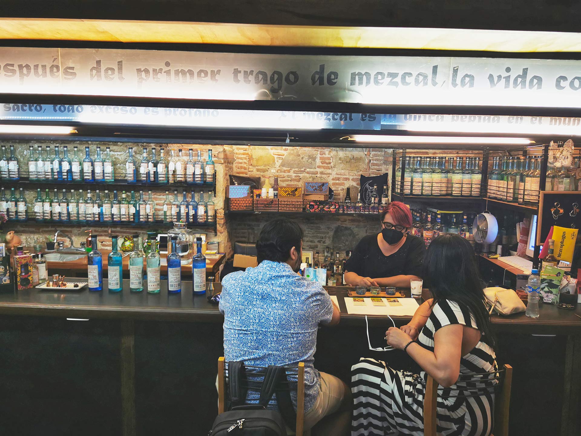 Detrás de la barra de In Situ, templo del mezcal, donde comparte sus conocimientos sobre esta bebida. Carina Pérez