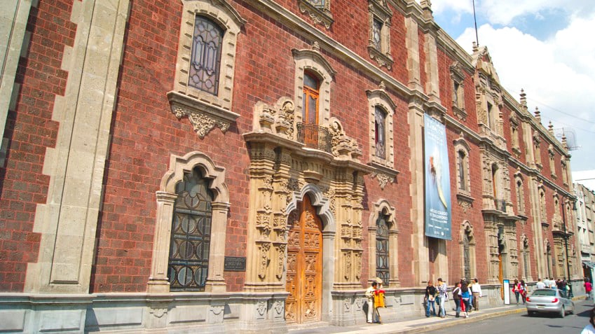 El Colegio Grande ostenta en su fachada un relieve en mármol de San Ildefonso recibiendo la casulla de manos de la Virgen María, así como el escudo real de Castilla y León.