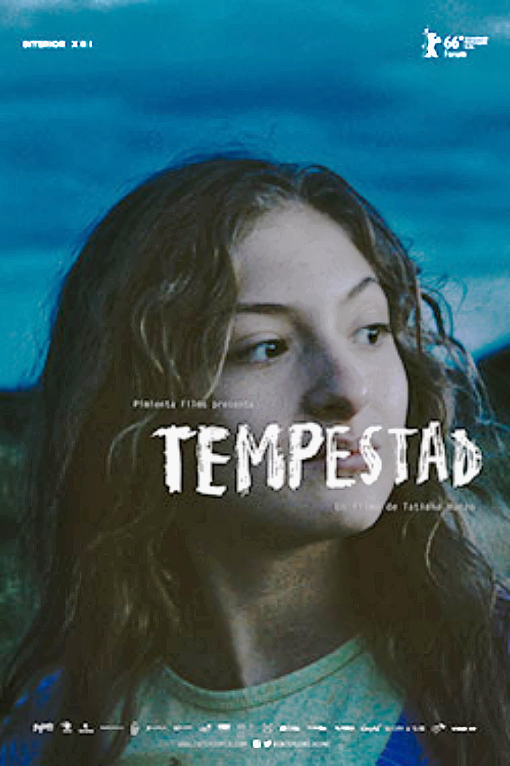 En “Tempestad”, una mujer es recluida en una cárcel controlada por el crimen organizado mientras que otra busca a su hija desaparecida.