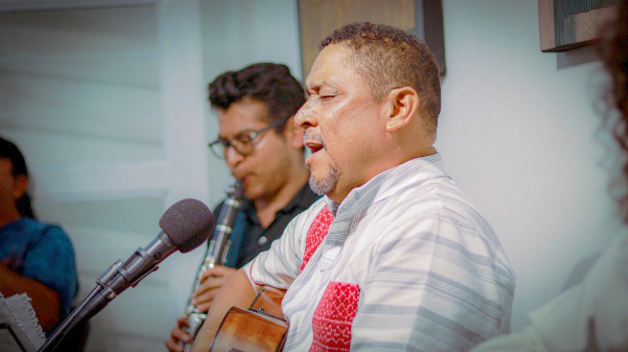 Los asistentes participaron activamente en este pequeño recital, en 1450 Estación de las Artes.