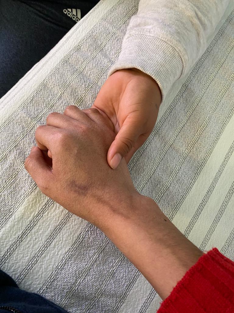 Una mamá trata de entretener con videos a su hijo para que soporte el tratamiento de la quimioterapia en el Hospital de la Niñez. Nadia Altamirano Díaz
