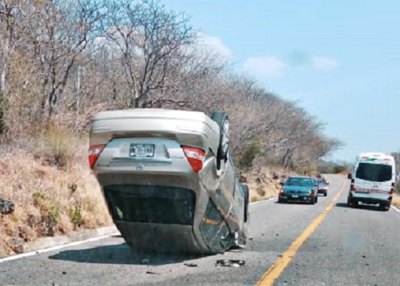 El auto se salió de la carretera y trepó a un montículo, por lo que volcó.