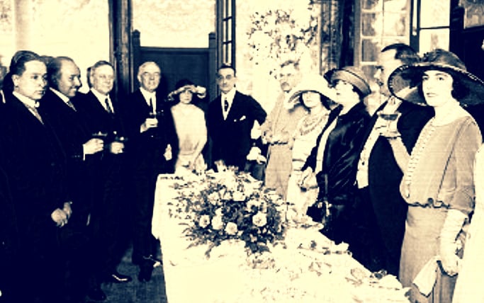 Álvaro Obregón con John B. Payne, Charles B. Warren y miembros de su gabinete, durante un banquete ofrecido al término de los Tratados de Bucareli. Mediateca INAH