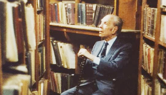 "Mis libros (que no saben que yo existo) / son tan partes de mí como este rostro / de sienes grises y de grises ojos”. JLB