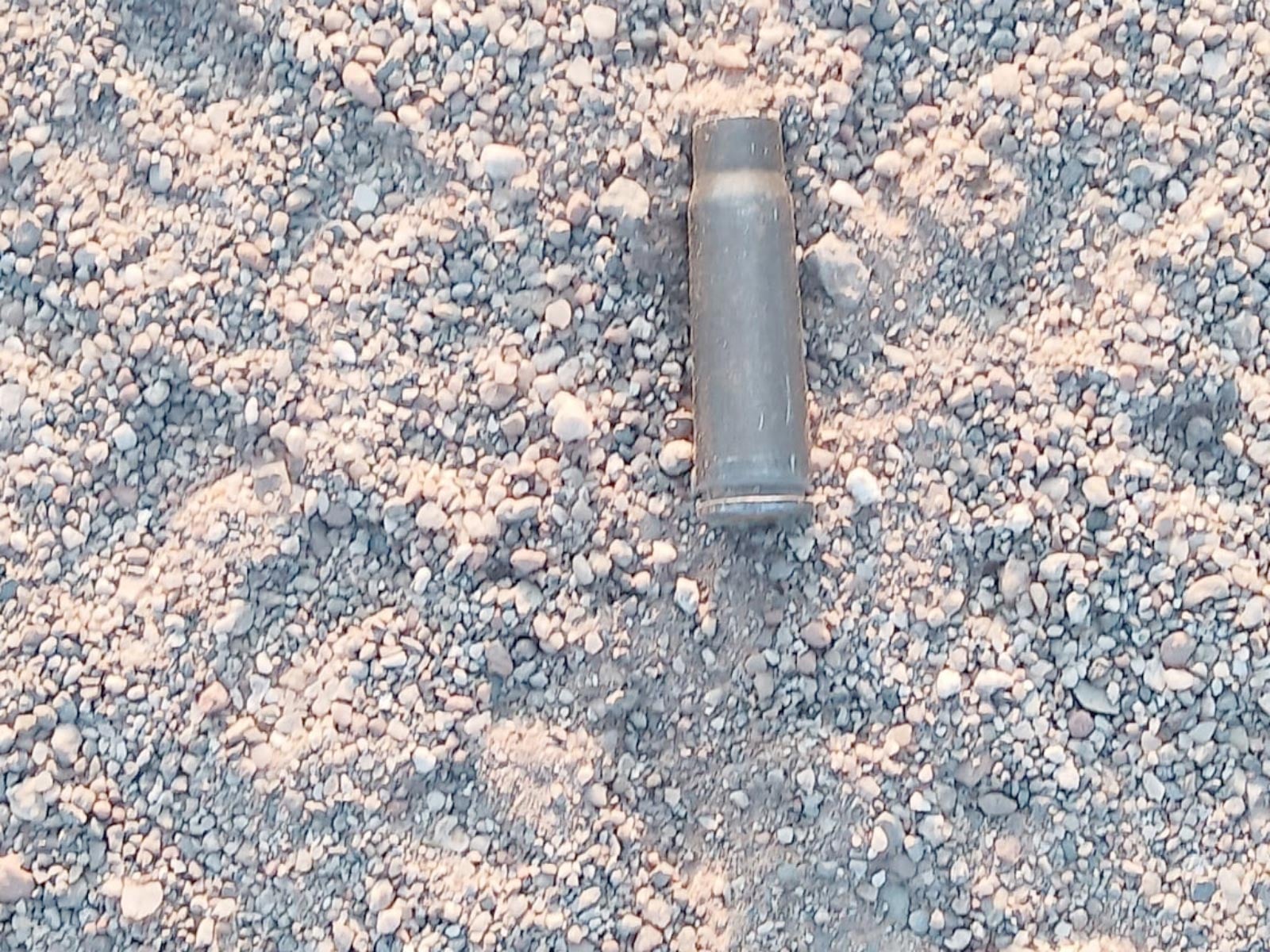 En el lugar quedaron varios casquillos percutidos calibre .223, utilizados en los llamados AR-15.