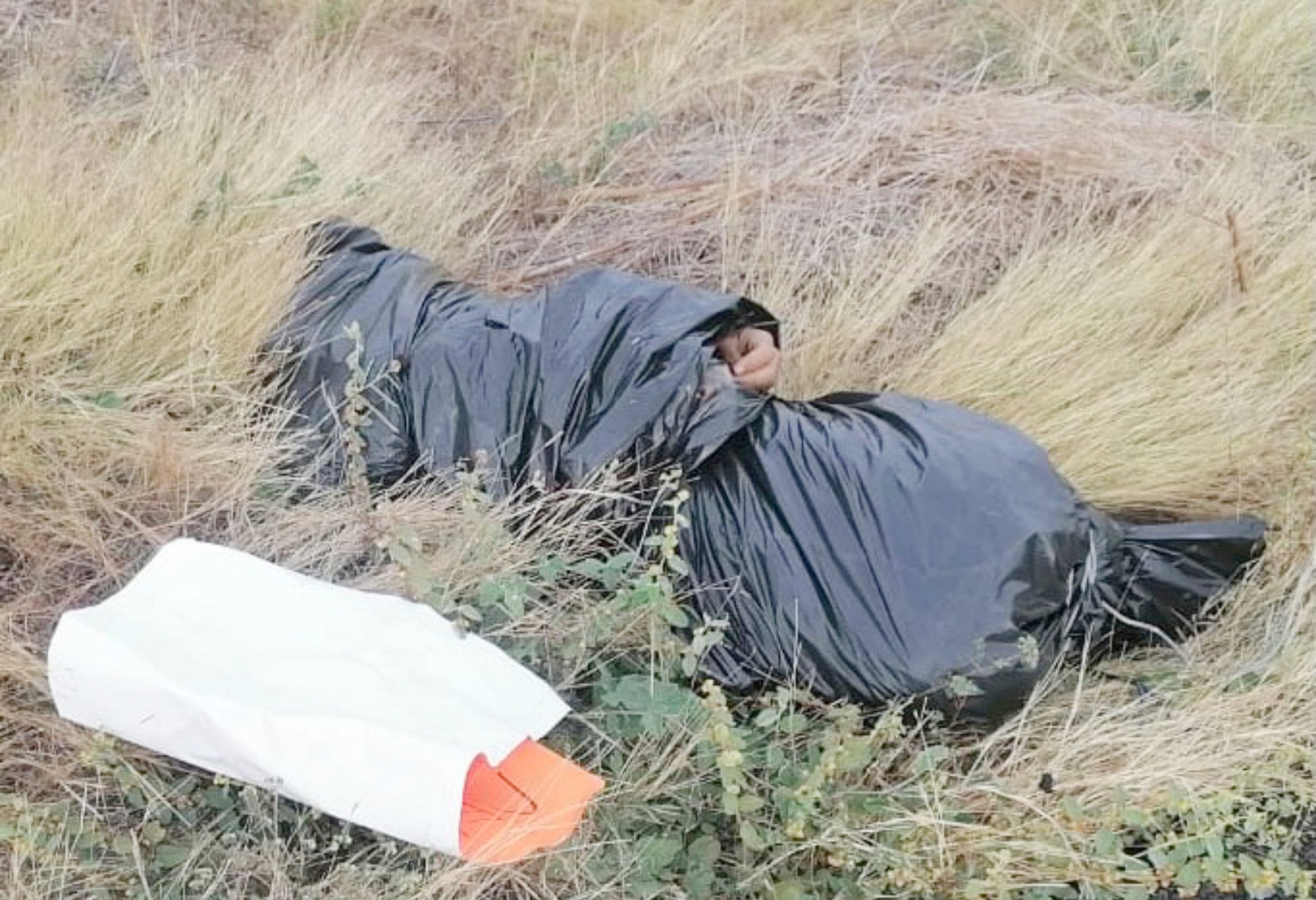 Fue localizada también una cartulina con amenazas que se presume son de algún grupo delictivo.