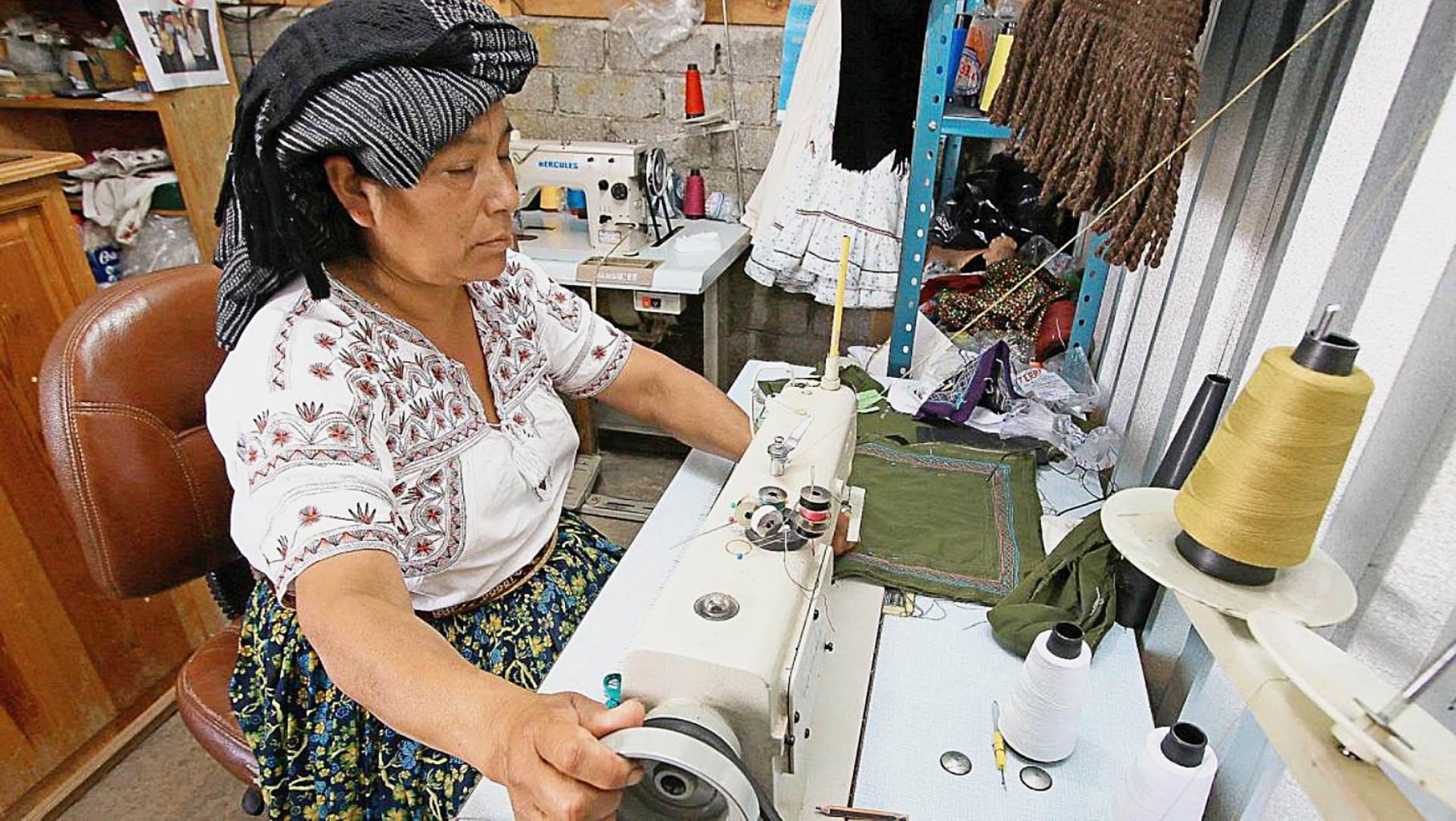 “Nos molesta mucho que hagan eso; no está bien que copien lo que nosotros hacemos”, dijo la artesana Margarita Torres.