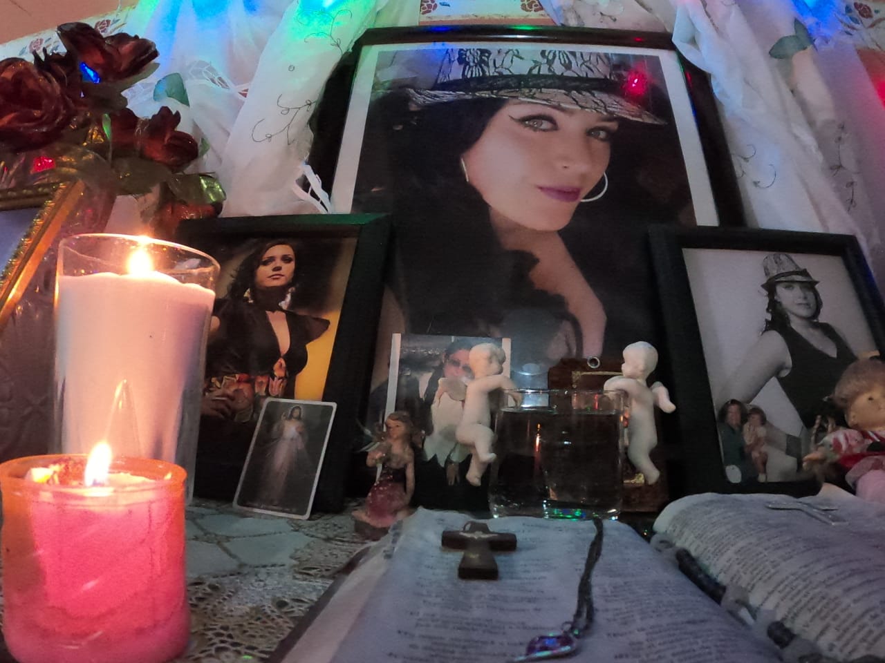En casa de la señora Zoyla hay un altar con tres veladoras que alumbran las fotos de Dafne.