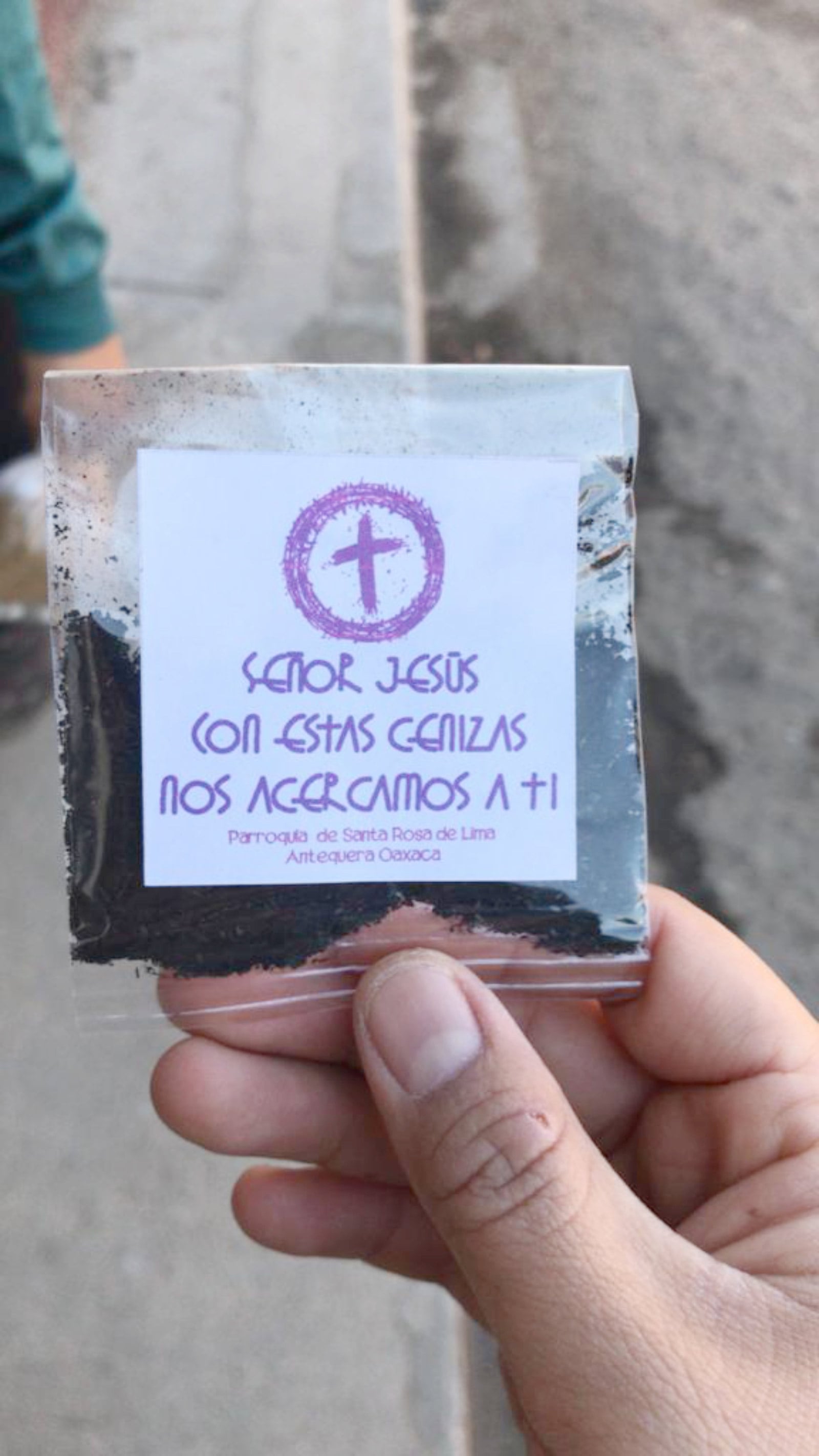 En templos como el de Santa Rosa entregaron la ceniza en pequeñas bolsas de celofán, para llevar. Ana Lilia Pacheco