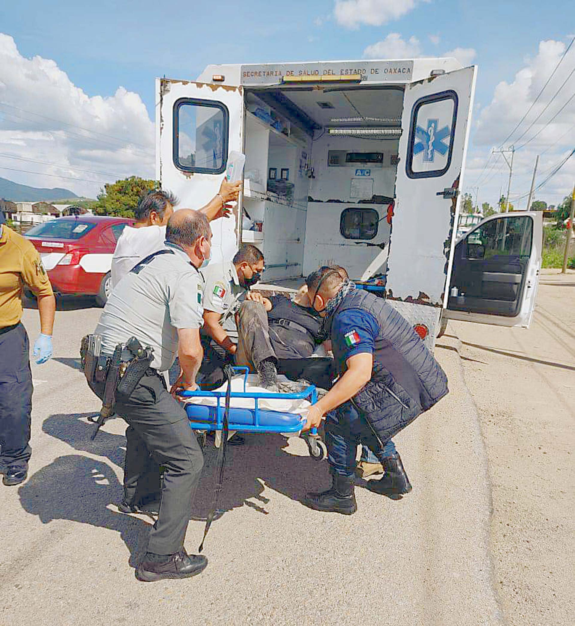 El uniformado fue trasladado a una clínica, donde dejó de existir.