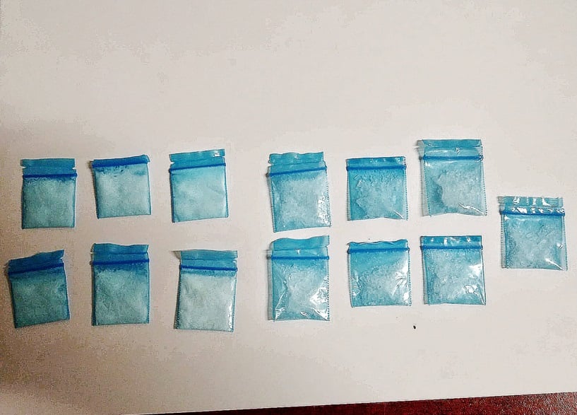 Las “grapas” de cristal aseguradas.