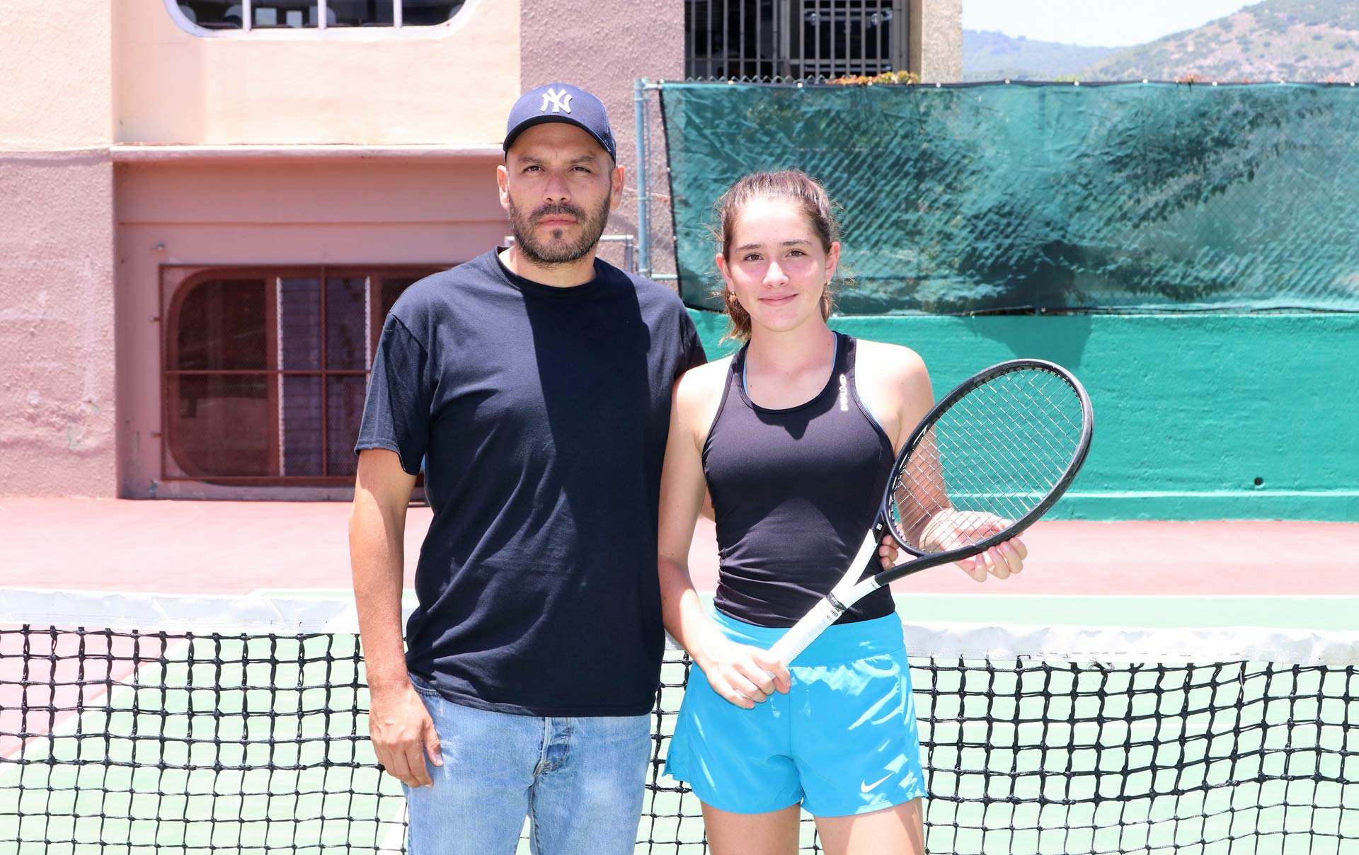 A lado de su papá y entrenador, Marco Rivera.