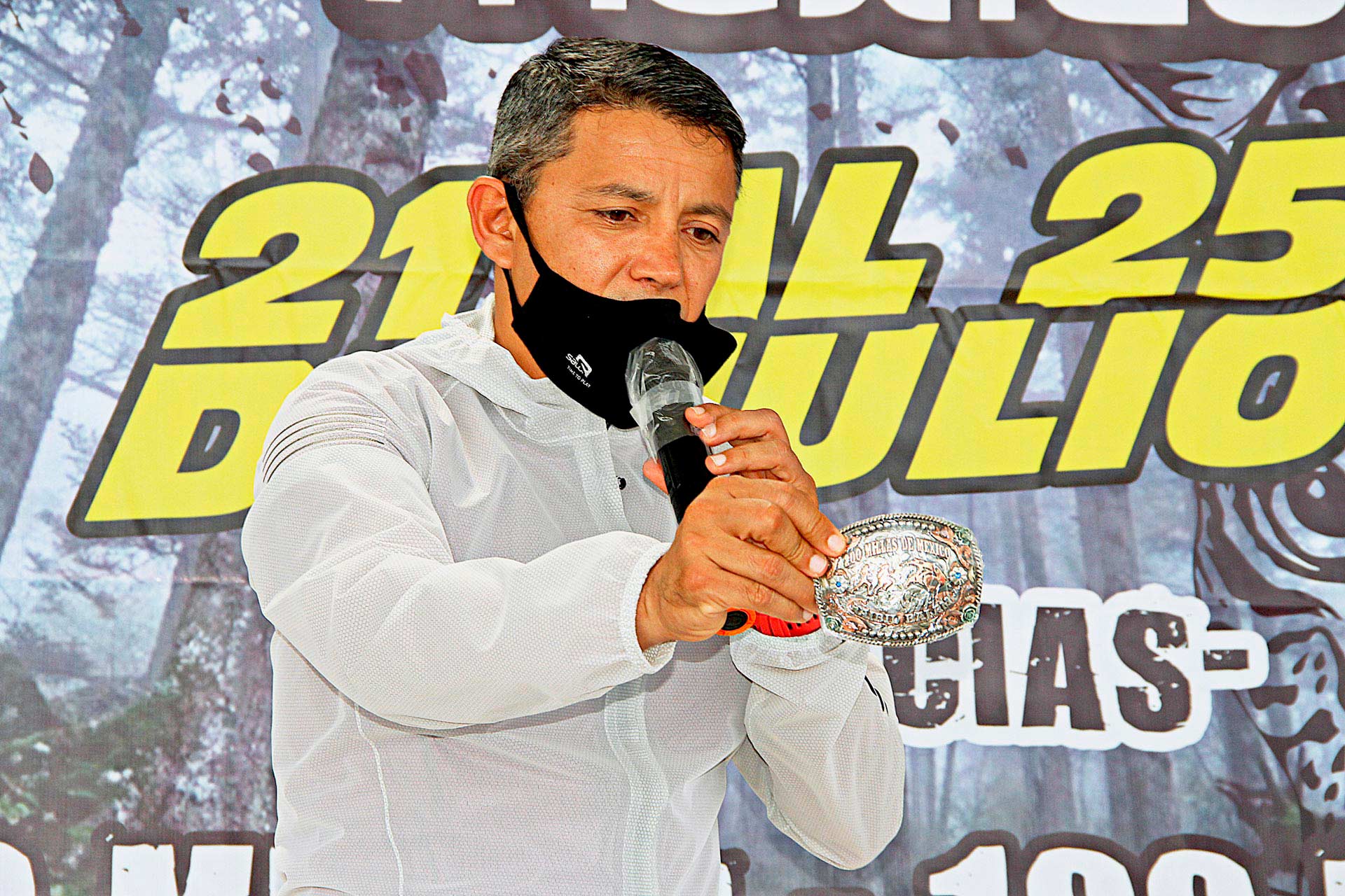 Hebilla conmemorativa que recibirán los competidores de las 200 millas.
