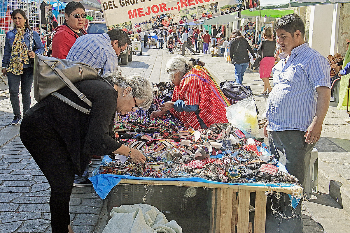 El comercio informal es sólo una forma en la que se evade impuestos, sin embargo también las empresas e instituciones lo llegan a hacer a través de esquemas de outsourcing Mario Jiménez Leyva