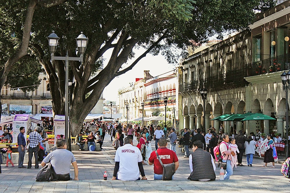 Inspectores de regulación de actividad en la vía pública, en el zócalo capitalino Juana García