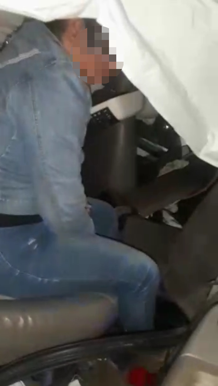En el video se puede observar, también, a otra persona, inconsciente en la parte trasera del vehículo.