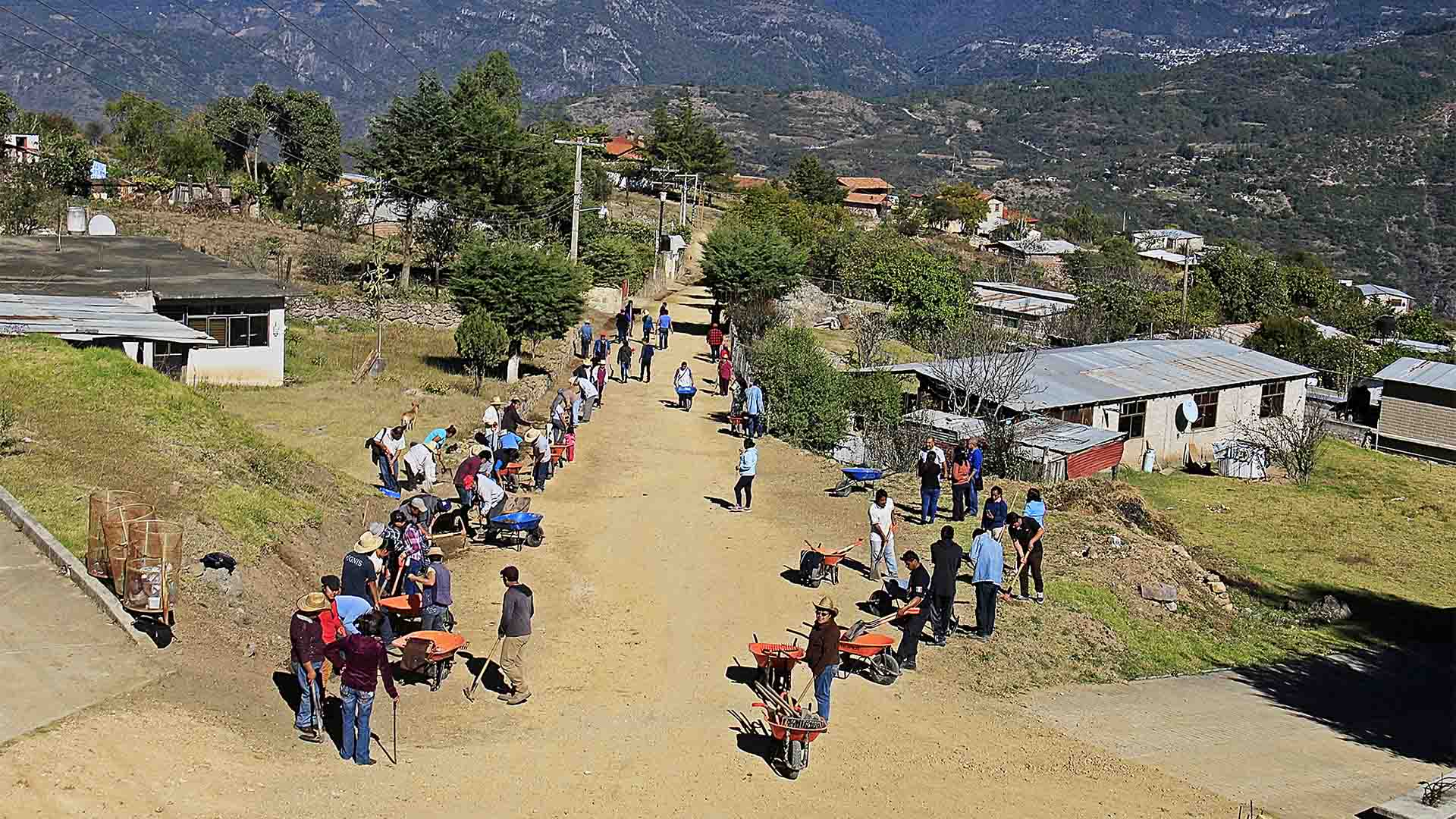 Con recursos de empleo temporal los habitantes iniciaron la limpieza del camino.