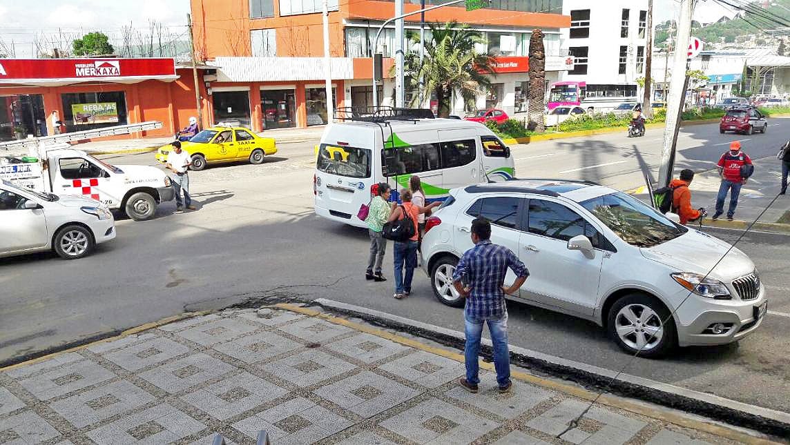 El 28 de mayo del 2017, en la calle de Amapolas esquina con calzada Héroes de Chapultepec ocurrió un choque ocasionado por la falla de los semáforos inteligentes