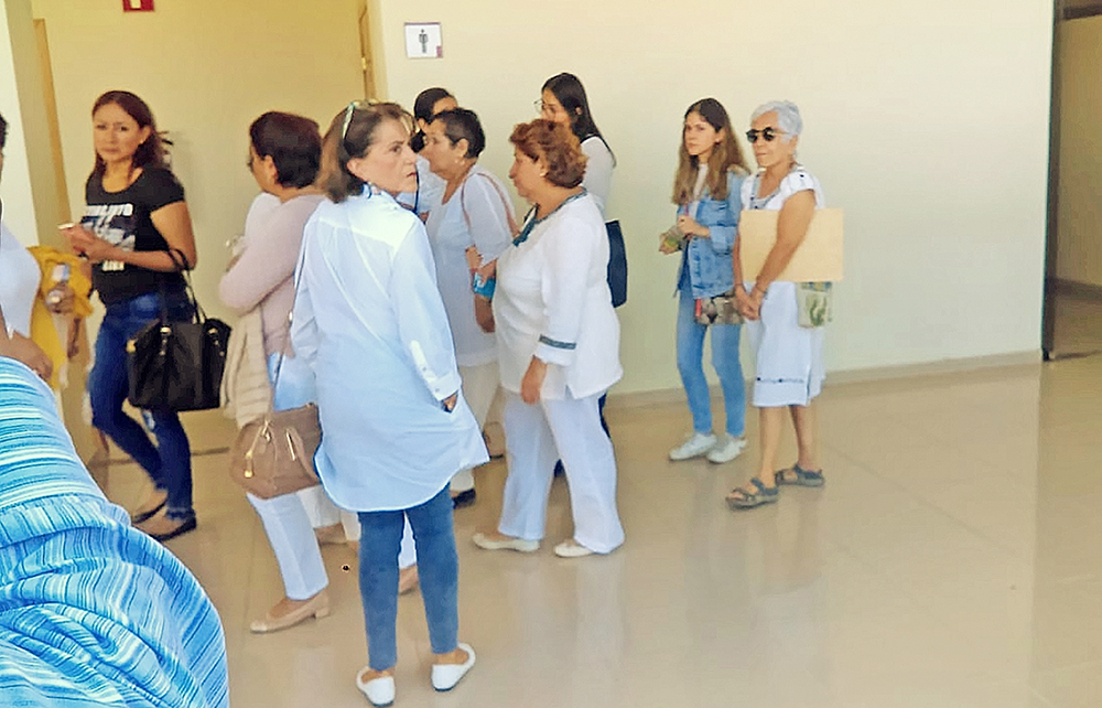 Varias personas vistieron de blanco en apoyo a la familia de la joven