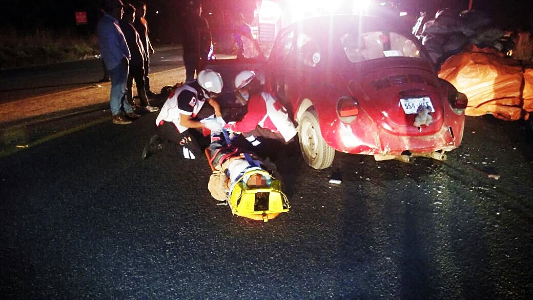 Dos personas resultaron con lesiones al chocar la unidad de motor con una camioneta