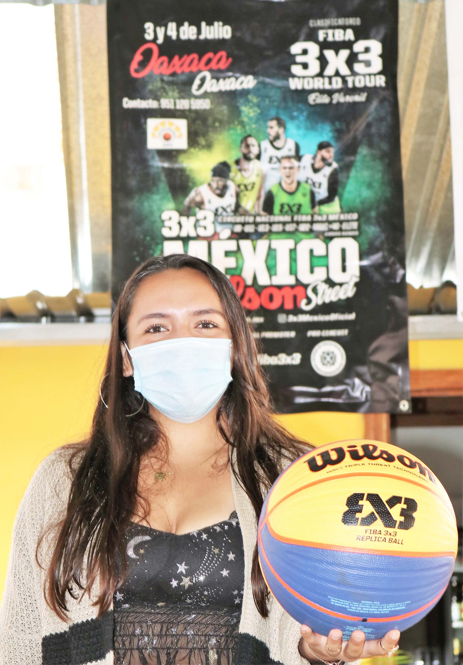 La basquetbolista universitaria Karla Pérez Aragón estuvo como invitada en la presentación de la convocatoria.