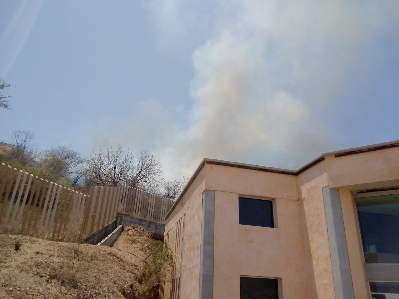 El fuego arreció con el fuerte viento que se dejó sentir al mediodía.