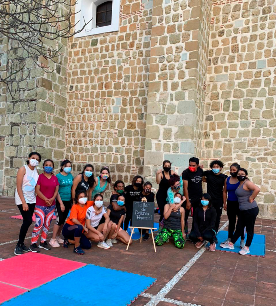 En el barrio de Jalatlaco hay una buena respuesta por parte de las mujeres al Taller de Defensa Personal.