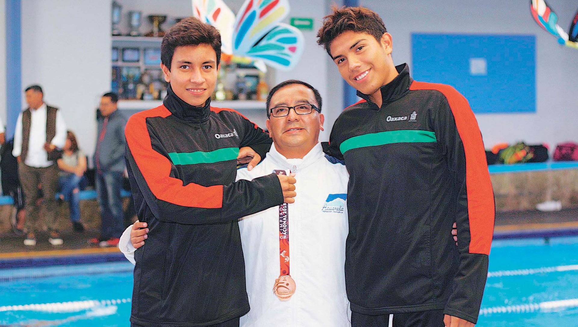 Los nadadores José Ricardo Sánchez y Axax Vivaldo con su entrenador Luis Cruz.