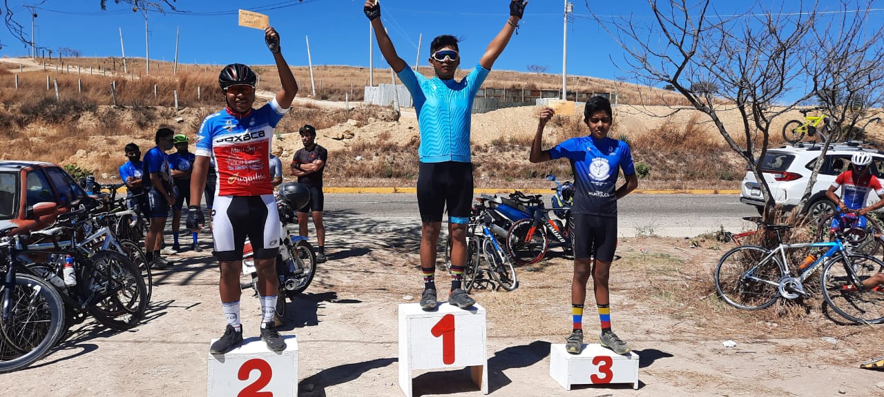 En el grupo juvenil, Carlos Martínez (segundo), Arturo Santiago (primero) y Alex Cruz (tercero).