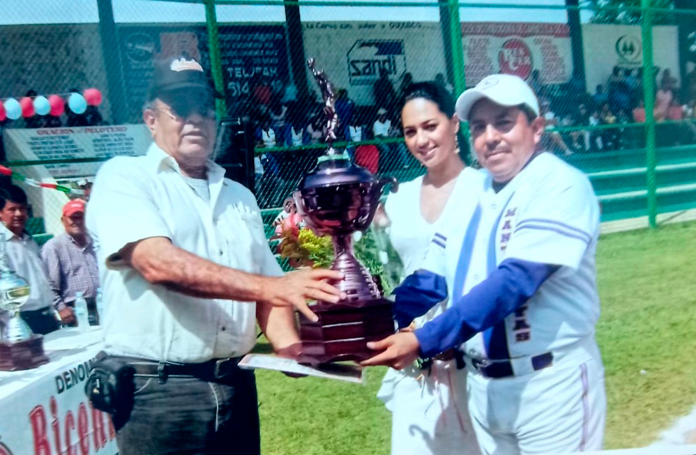 Leopoldo Cruz también ha jugado beisbol en la Liga Vasconcelos y ha patrocinado este deporte.