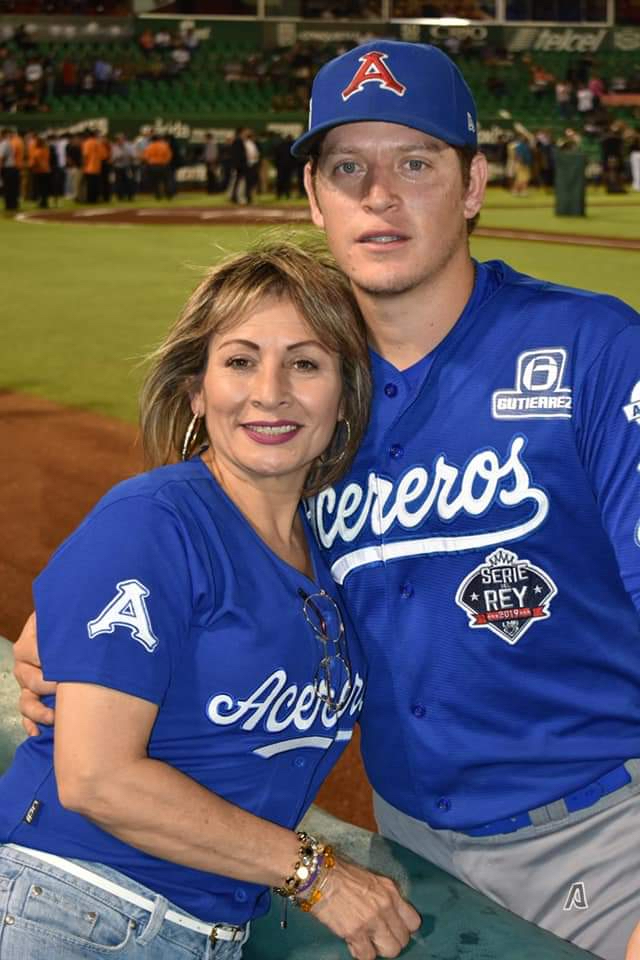 Wilmer Ríos, formado en Oaxaca y campeón con Monclova, con su mamá.