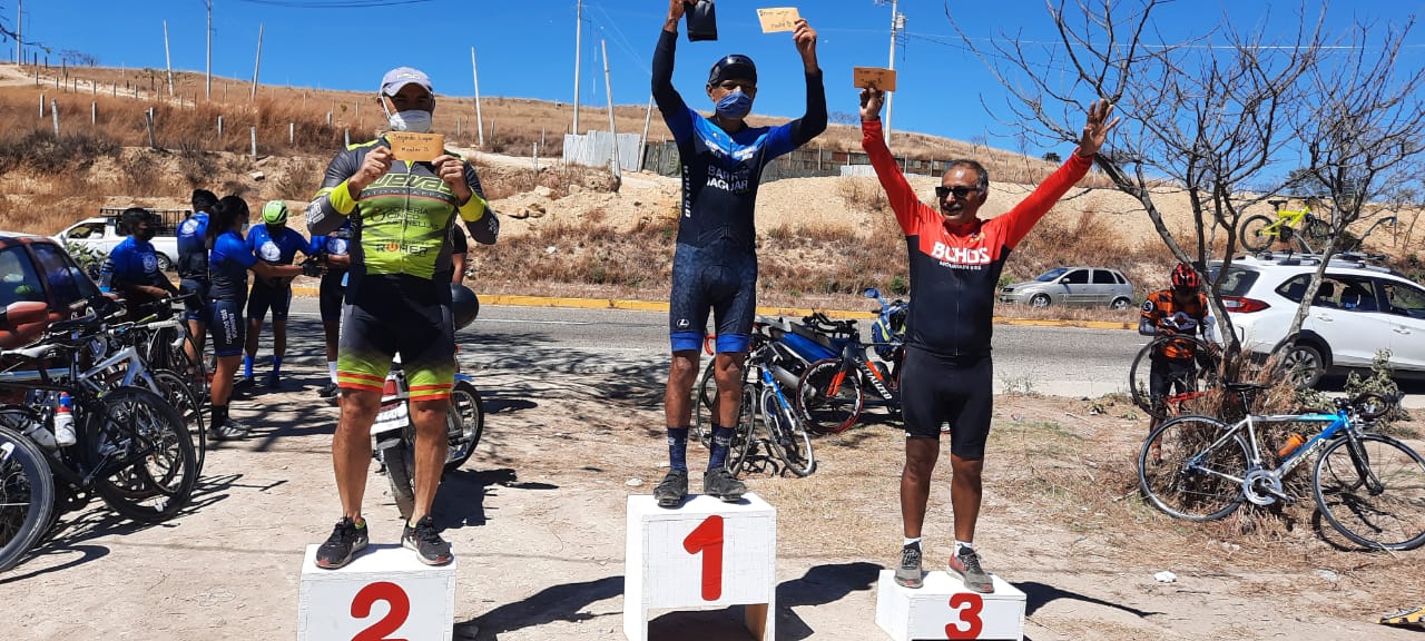 En la división de máster 50, Elías Pérez (segundo), César Mayoral (primero) y Bertín López (tercero).