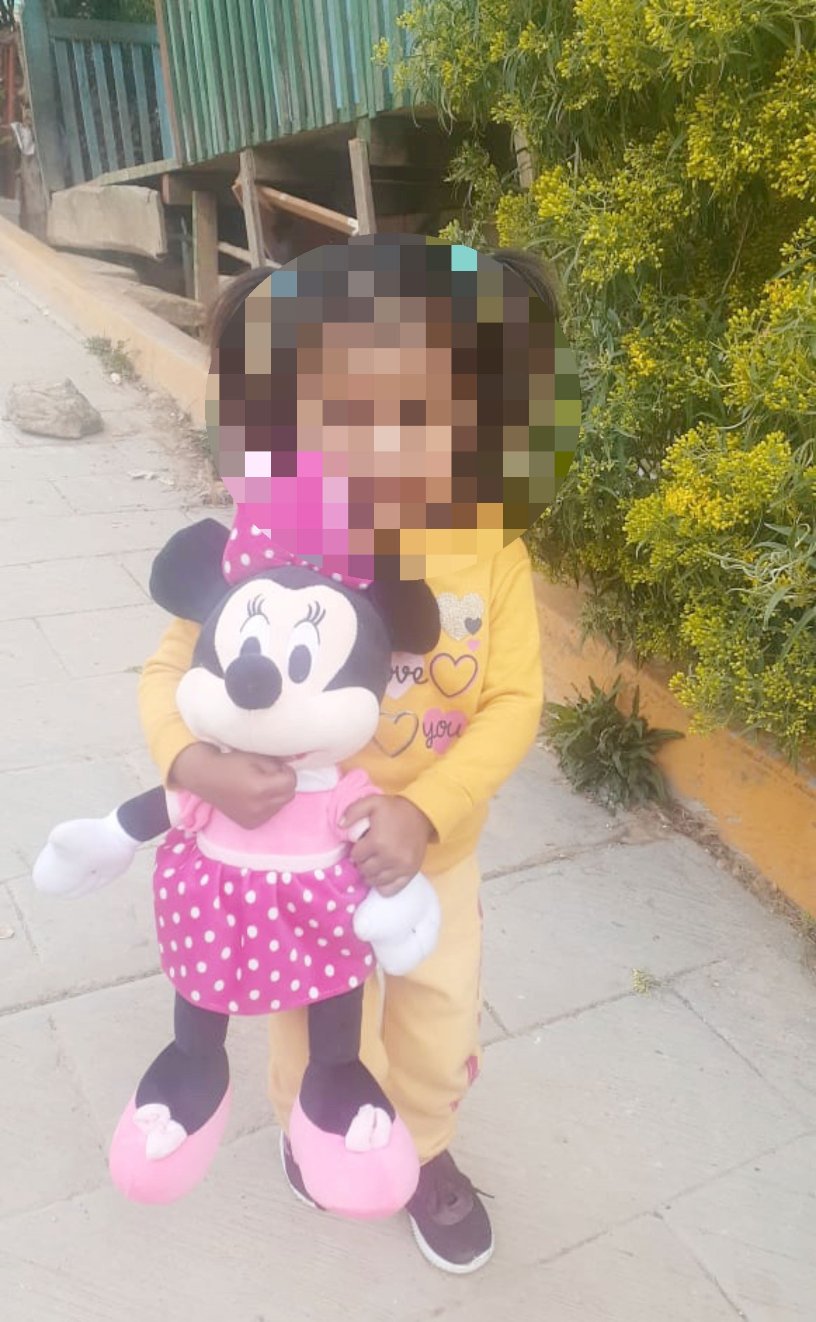 Cuatro días permaneció la niña en una cueva.