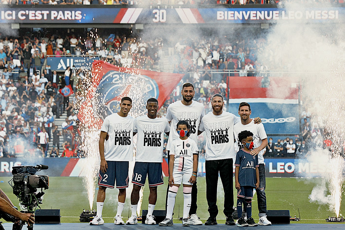 En medio de fuegos artificiales presentaron con el PSG a Achraf Hakimi, Georginio Wijnaldum, Gianluigi Donnarumma, Sergio Ramos Lionel Messi. Reuters